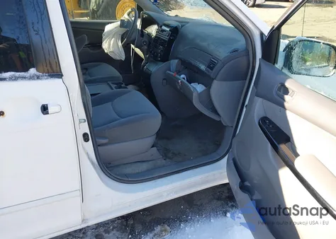 2005 Toyota Sienna Le z USA, uszkodzony, nr VIN 5TDBA23C35S051343